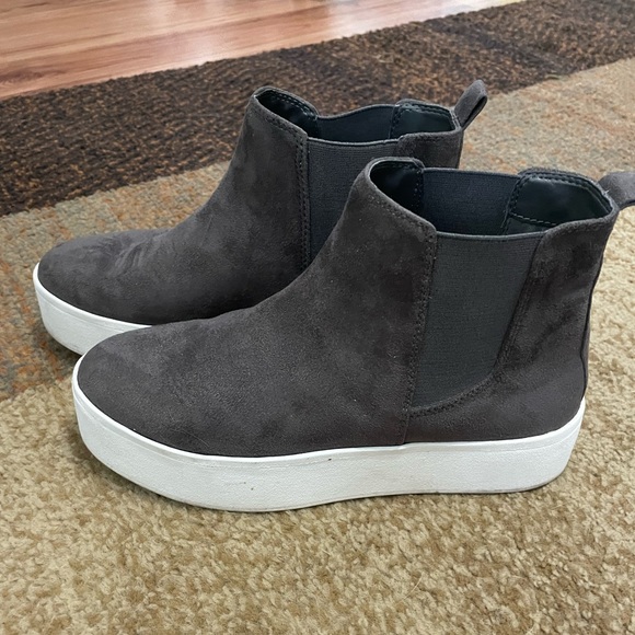 Steve Madden Shoes - 🌻 3 for 20: Grey Steve Madden Slip-On Sneakers